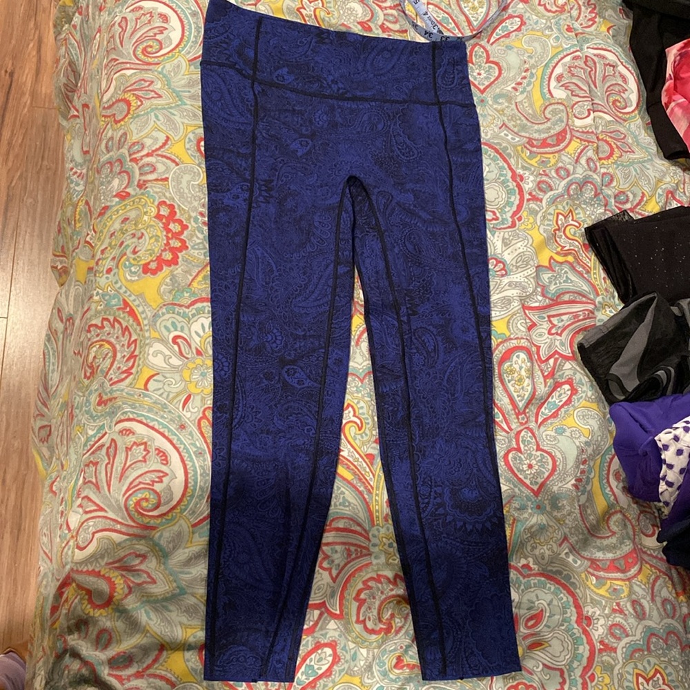 lululemon athletica Blue Paisley like nothing 7/8 tights. 10